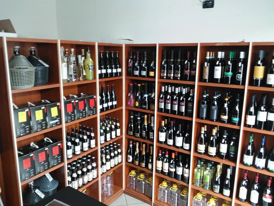 Vino sfuso, birra e bevande nella Cantinetta San Carlo a Padova zona Arcella